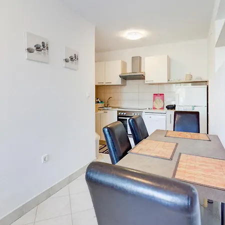 Jelka Nv 2 - For 4 Persons With Terrace And Private Parking